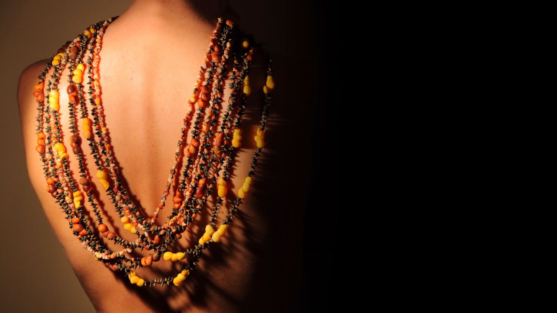 collar de conchas de mar sobre espalda desnuda